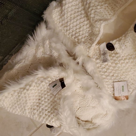 ❤️ POTTERY BARN Set of 2 Button Knit Fur Trim Pillow Covers ❤️ - Picture 13 of 15